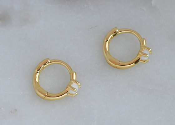 Larghezza di Opal Huggie Earrings 1.5mm dell'oro del diametro 10mm per l'anniversario