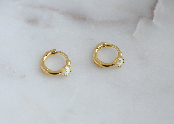 Larghezza di Opal Huggie Earrings 1.5mm dell'oro del diametro 10mm per l'anniversario
