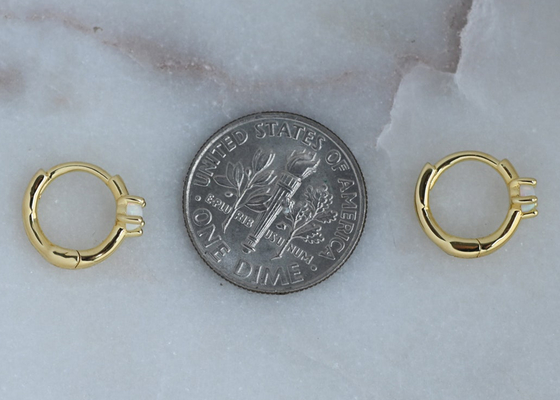 Larghezza di Opal Huggie Earrings 1.5mm dell'oro del diametro 10mm per l'anniversario