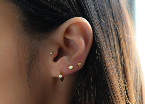 Larghezza di Opal Huggie Earrings 1.5mm dell'oro del diametro 10mm per l'anniversario