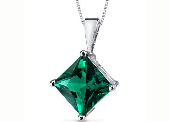 dimensione naturale di 2.2ct Emerald Pendant Necklace Princess Cut 7×7mm
