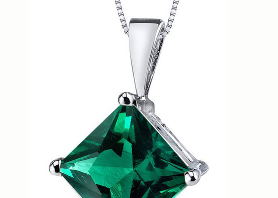 dimensione naturale di 2.2ct Emerald Pendant Necklace Princess Cut 7×7mm
