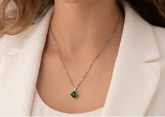dimensione naturale di 2.2ct Emerald Pendant Necklace Princess Cut 7×7mm