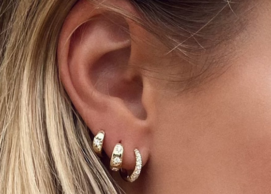 orecchini del cerchio di Huggie dell'oro di dimensione di 12mm con il taglio di giro 0.16ct CZ