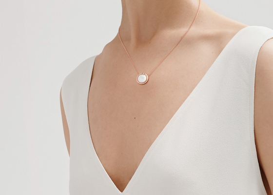 OEM del materiale del pendente 18k Rose Gold del cerchio di 0.05ct Diamond And Mother Of Pearl