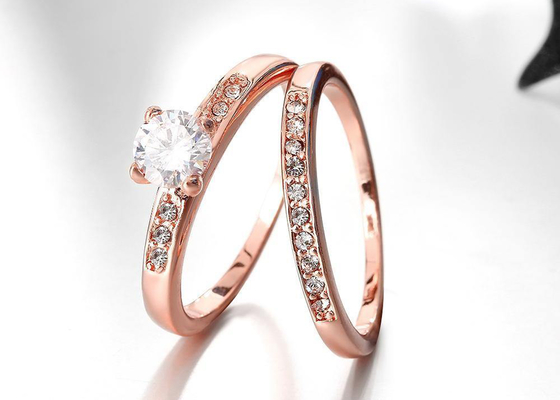OEM Rose Gold Engagement And Wedding Ring Set con la pietra di 0.44CT 5mm
