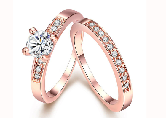 OEM Rose Gold Engagement And Wedding Ring Set con la pietra di 0.44CT 5mm