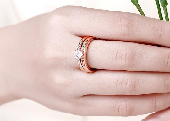 OEM Rose Gold Engagement And Wedding Ring Set con la pietra di 0.44CT 5mm
