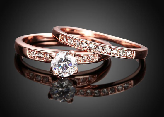 OEM Rose Gold Engagement And Wedding Ring Set con la pietra di 0.44CT 5mm